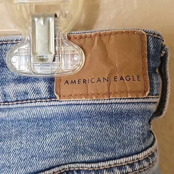 American Eagle Strigid Ripped Mom Jeans - Size 6 Short - Picture 9 of 12